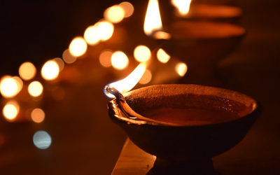 ಪುಟ್ಟ ಕೈಗಳ ಮರೆಯ ಮಿಣುಕು ಬೆಳಕಿನ ಹಣತೆ