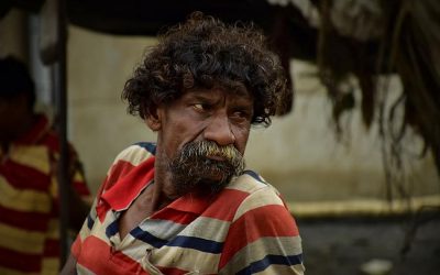 ಬೀಳುವವರನ್ನು ಕೈಹಿಡಿಯಬೇಕಾದವರು ಯಾರು?