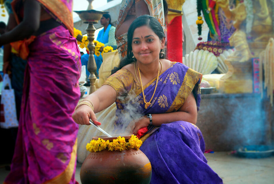 ಹಬ್ಬದ ಮುಖ ತೊಳೆದು ಬಿಂದಿ ಇಡುವ ‘ಅವಳು’: ಸದಾಶಿವ ಸೊರಟೂರು ಬರಹ